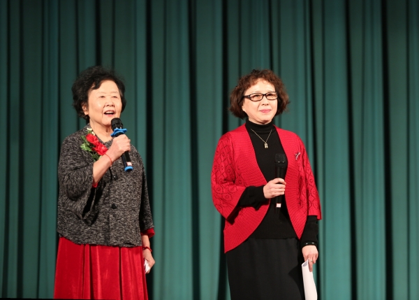 主持人不断把文艺演出带向高潮  杨天鹏 摄